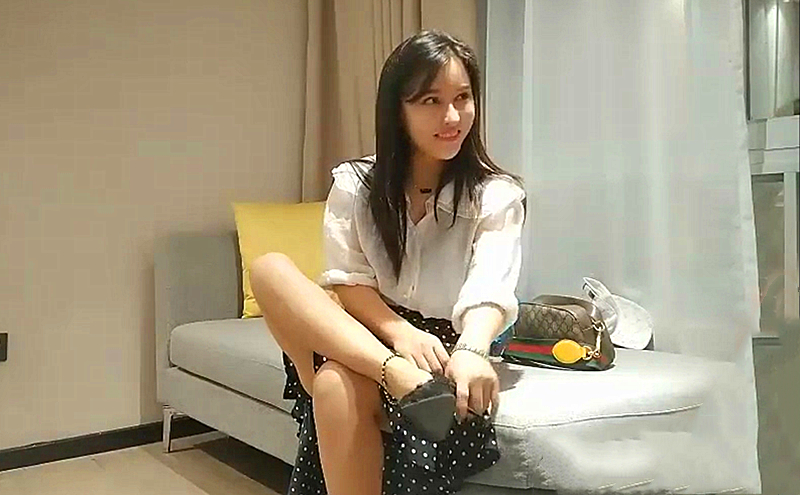 花裙少妇沙发上激情啪啪倒立口活大力抽插