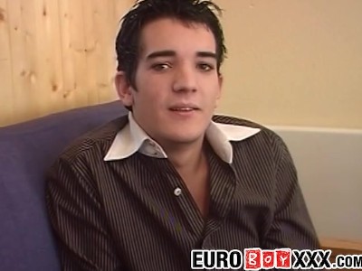 和一个带着大鸡巴的年轻同性恋者单独手淫