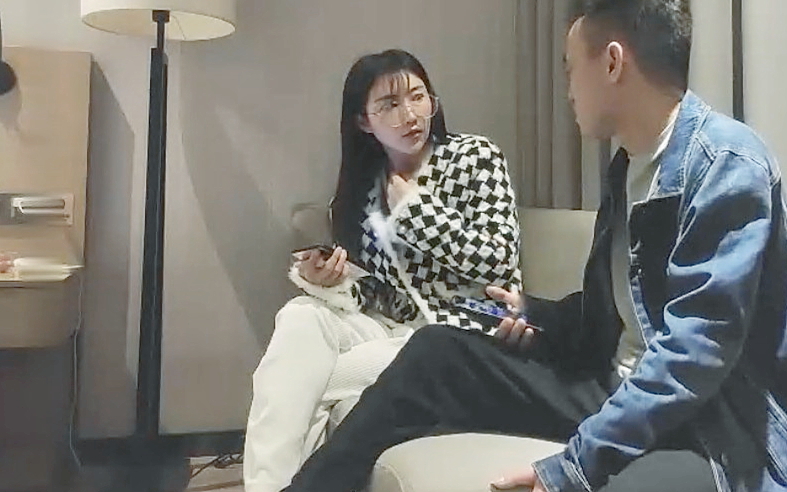 甜美眼镜萌妹子坐在身上调情掰穴抽插猛操