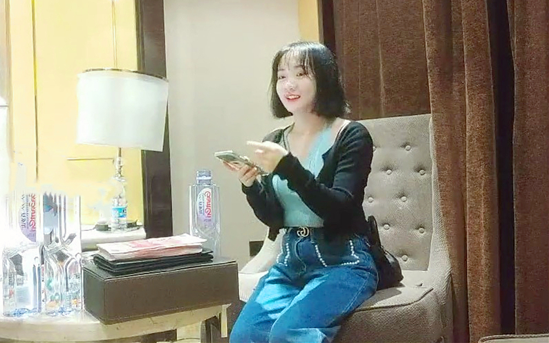 短发清纯女神几万现金面前百依百顺