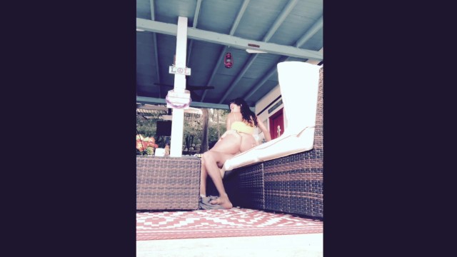 性感女孩穿着一件巨大的战利品在海滩上蹦蹦跳跳