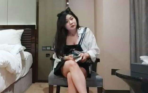 大奶骚女白色丝袜掏屌吸吮