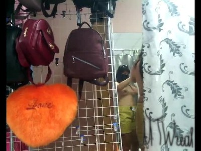 商店闪光灯，试衣间窗帘打开，爱出风头的妻子