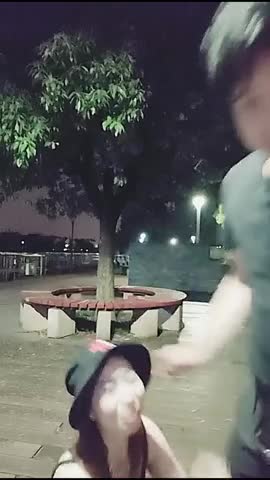 KU胆子真大啊，晚上风骚的少妇为了满足狼友，在户外露出口交，舔胸，回到车里深喉啪啪车震，淫荡刺激