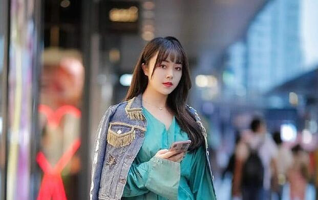 大哥的优乐美看着颜值不错奶子大又挺骚逼水又多口交大鸡巴让大哥床上干到床下还自慰呻吟陪狼友撩骚