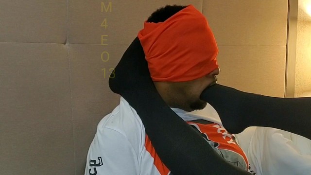 虐待狂妹妹因洛为了自己的快乐而控制着穿着连裤袜的脚奴