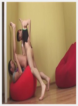 两个性感的年轻的同性恋爱情要吸吮和他妈的对方