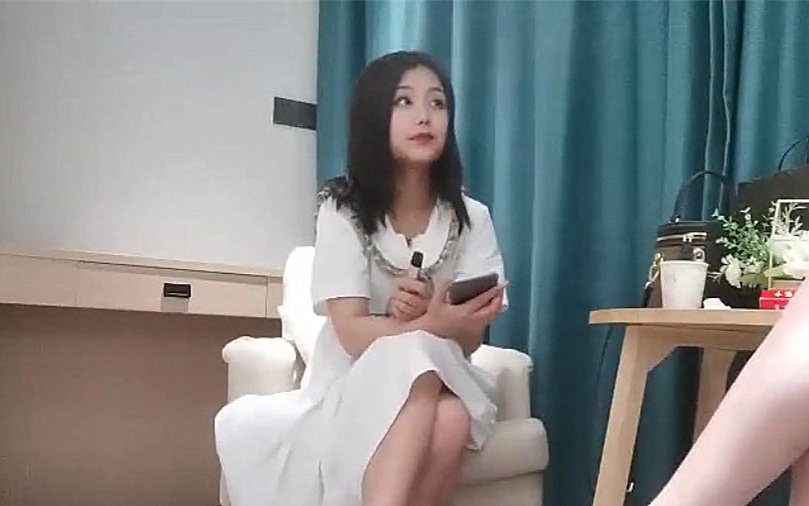 长裙萌妹撩起裙子摸逼给观众看镜头前深喉操的水声哗哗