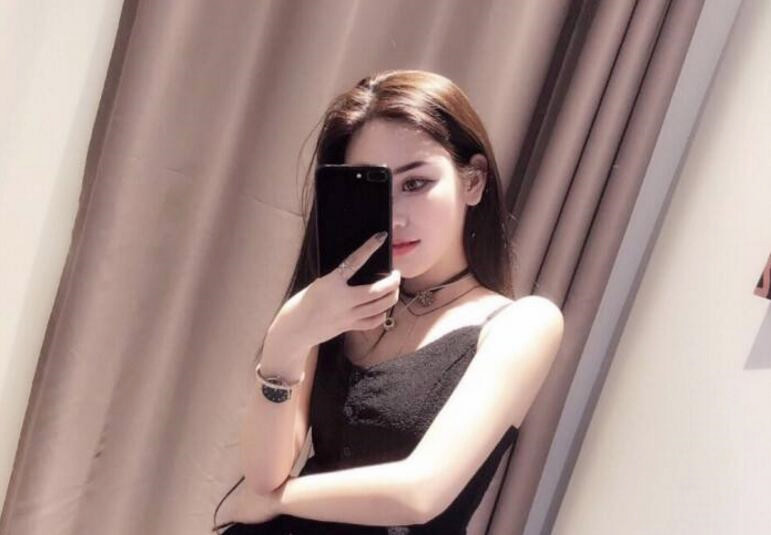 土豪极品情趣房光临干练网红兼职女光衣服就换了三套调教SM这把钱没少花