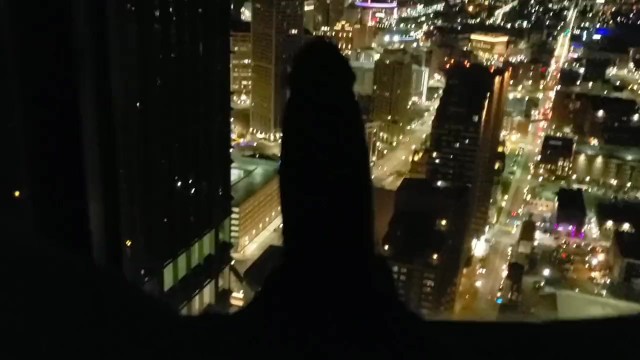我的鸡巴在酒店Skyrise猛地一跃而起，喧闹性感的男人高潮