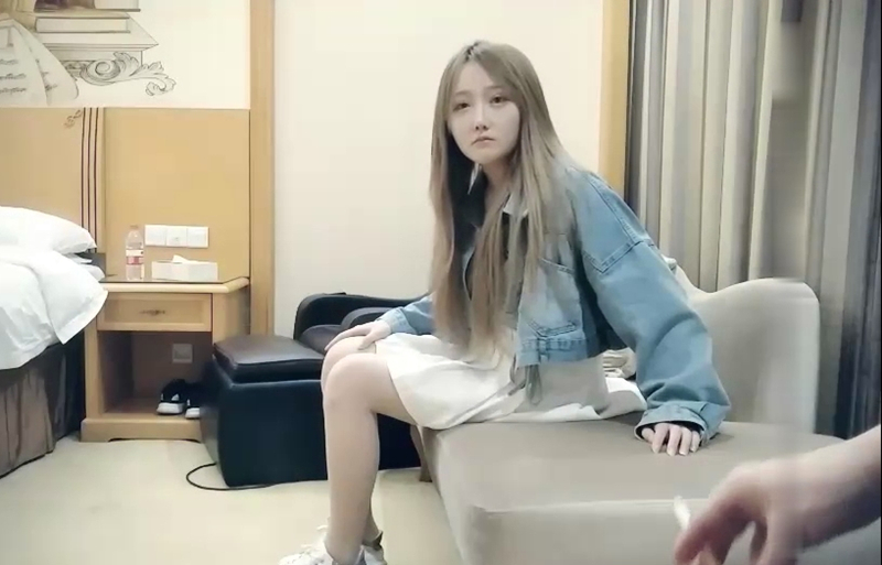 约个牛仔外套萌妹子掰穴摸逼站立后入