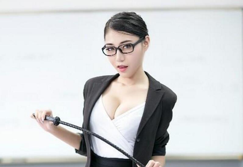 巨乳实习生老板的小秘书上班期间小秀漏奶子非常诱人自己揉捏放在桌子上玩耍这老板肯定幸福不要错过