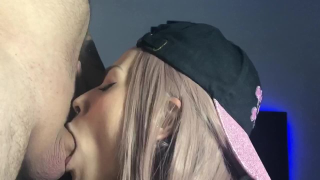 可爱女孩特写深口交与惊人的舌头行动！嘴里中枪了！鸡巴崇拜。