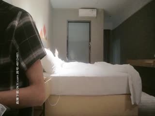 《全网探花一夜七次女》酒店偷拍，年轻小哥狂操爱笑的白嫩萝莉～