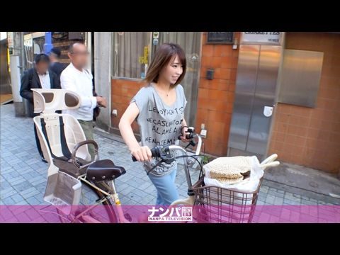 GANA2113マ軟派、初撮。1370ナン失敗続きで落ち込んでいた時、ママチャリにまたがった美人奥様が現れた！！買い物袋でンンに詰まった前カ、胸元のゆるいTシャツ、足元はサンル。「5歳の息子と旦那がお腹を空かして待ってます…」生活感剥き出しの美人奥様は釣れるのか？？.