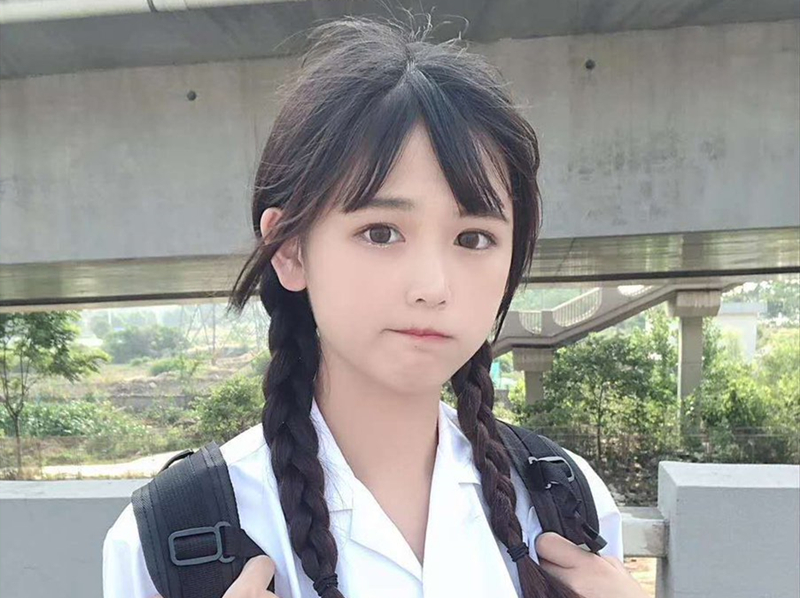 白丝小萝莉被拽着双马尾疯狂输出水多到泛滥娇喘的声音真好听好害羞啊但是真的好喜欢这种淫荡的感觉