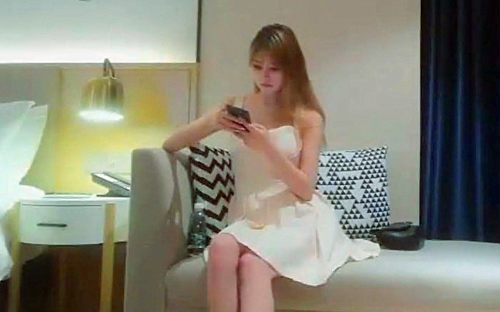 约操d罩杯美妞这奶子完美抓着奶子埋头吸吮