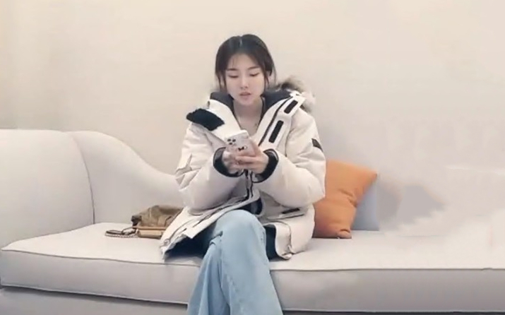 外表清纯水嫩的艺校美女兼职援交身材性感颜值高逼毛又黑又茂密看着就想干晕她沙发上连续无套内射2次