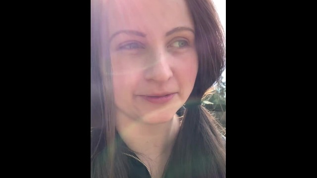 晒日光浴时在外面撒尿！