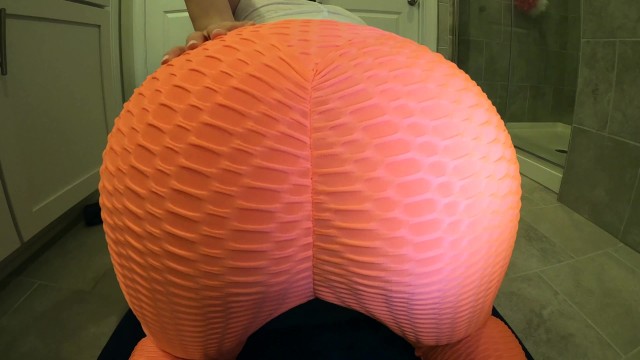 上油的战利品会让振动器和肛门珠子近距离观察邻居