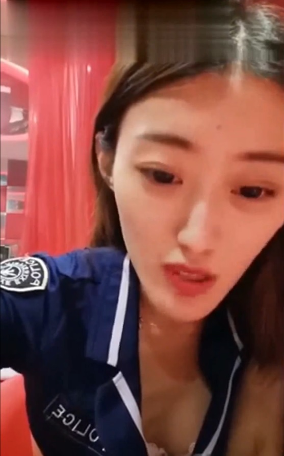 粉丝网友酒店啪啪直播,没想到男的还带了春药