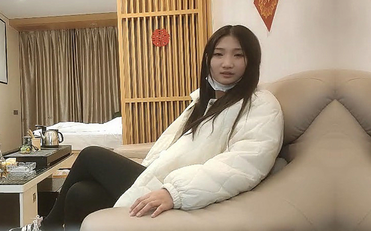 20来岁兼职嫩妹纤细美腿苗条身材埋头深喉舔屌后入抽插