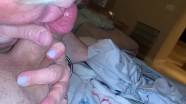 女朋友看着我把precum滴下来，她把它舔掉了