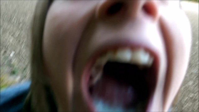 她喜欢在公共场合吃狗肉和吞咽