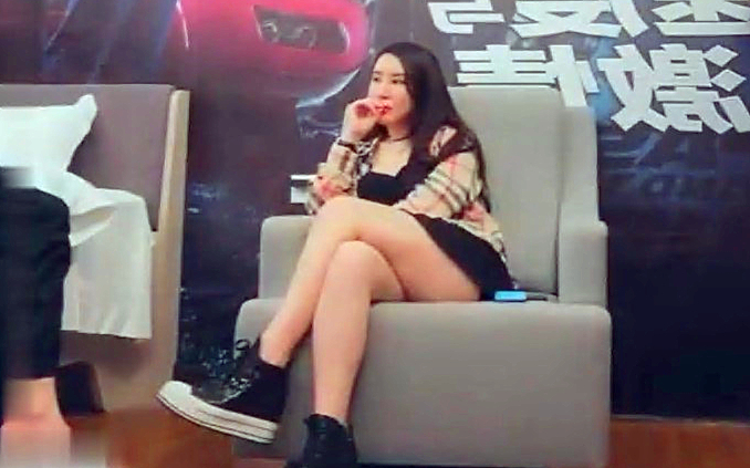 短裙美腿脱掉衣服摸一把坐在身上磨蹭小穴