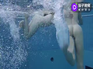 可爱萝莉姐妹花全裸在水底嬉戏