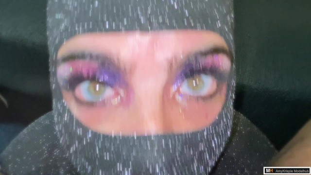 看着我的眼睛和嘴巴