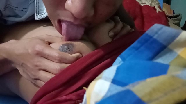 扭动的乳头吮吸着肌肉发达的大块头