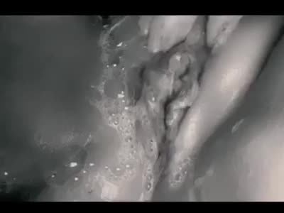 米尔夫在淋浴间地板上用肥皂擦洗丰满的阴部