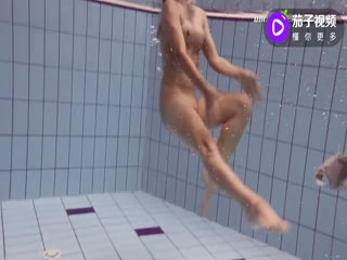 小萝莉全裸游戏秀无毛小逼漏出来