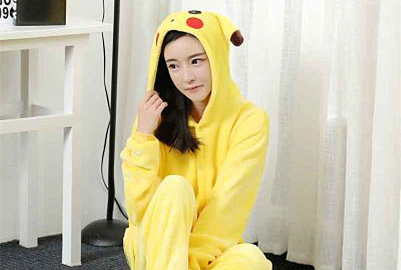 爆操皮卡丘少女舔了一下BB好咸呐