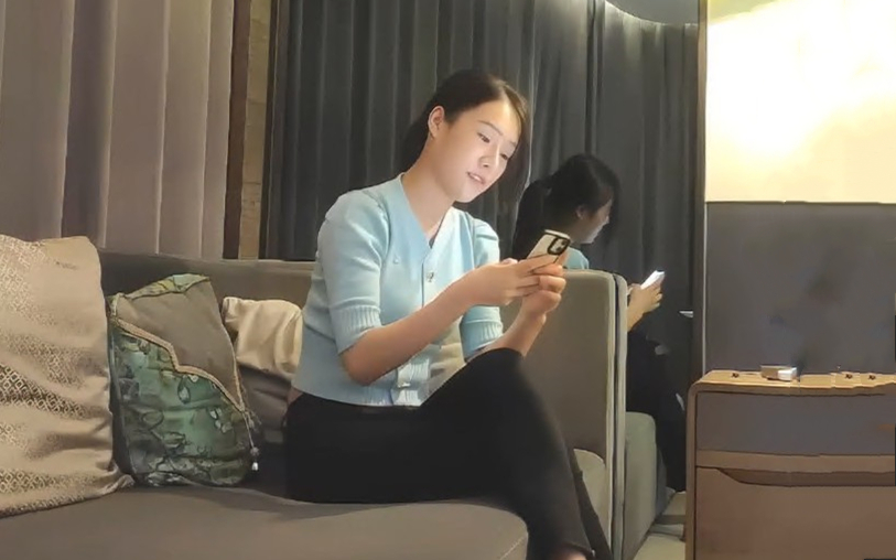 蓝衣长相甜美妹子啪啪性感长腿掰穴近距离拍摄口交大力猛操