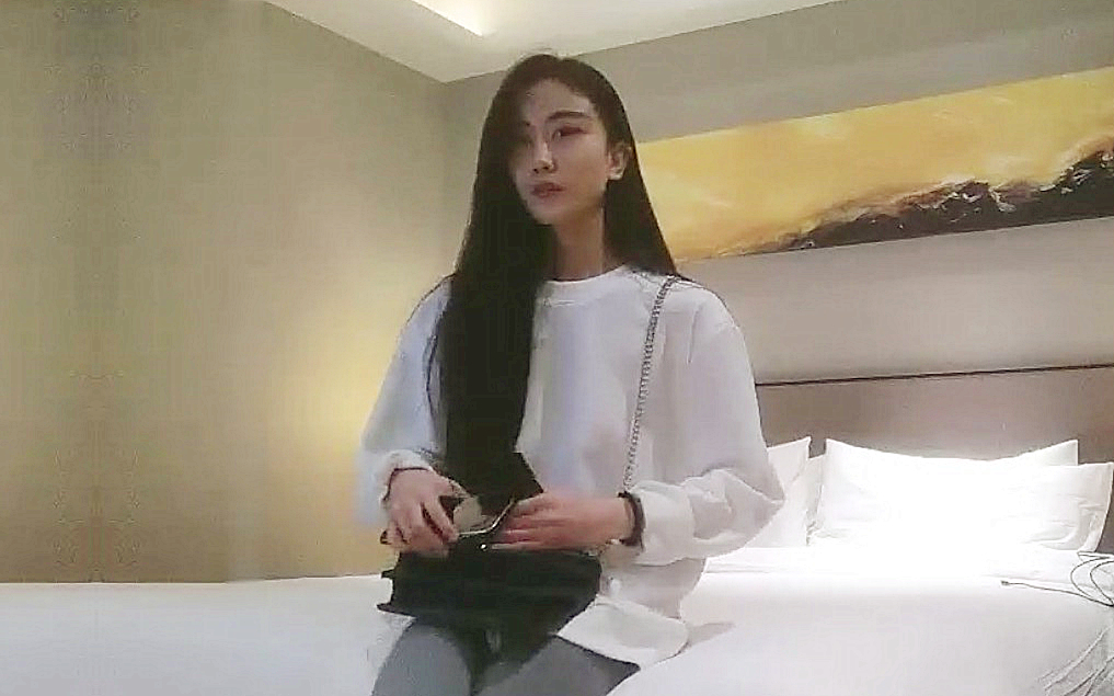 甜美白衣妹子互摸调情抱起来操