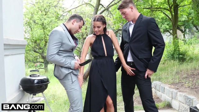 伊芙琳·德莱伊在她的烧烤场上吸了两个鸡巴