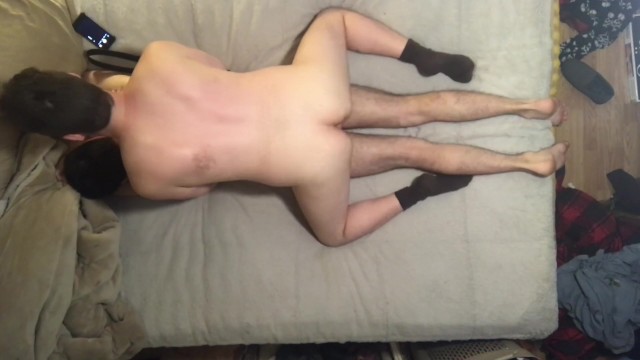 男同性恋在被系上安全带后性交粗暴