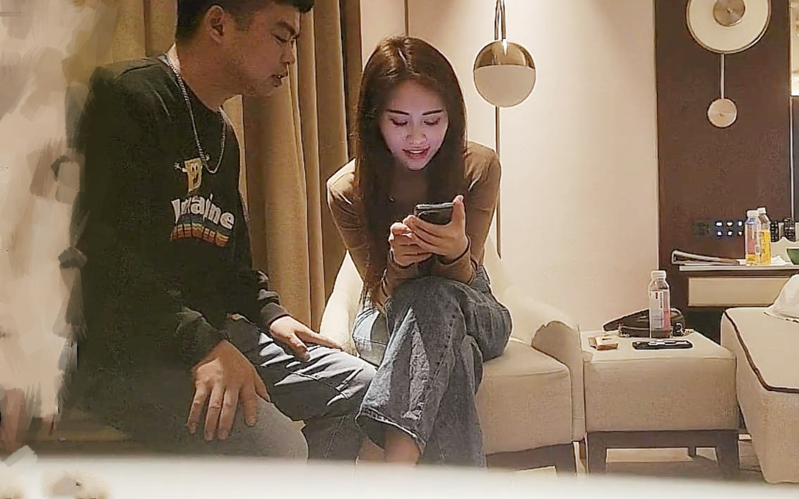 大圈高端大长腿甜美靓女你骚不骚骑乘掰开屁股就是操搞得骚女直浪叫