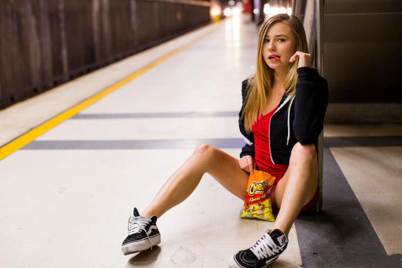 喜欢这个红衣包臀裙小美妞可人气质漂亮眼睛挡不住鸡儿躁动想插入搞穴作品妹子身材真不错大小合适