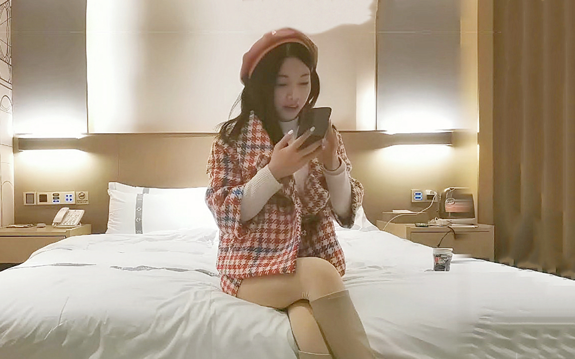 格子外套粉帽萌妹子可以一字马舔奶调情后入抽插猛操