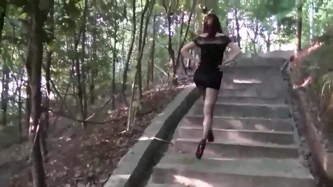 寂寞少妇与小哥野外激情野战 后入式连续抽插