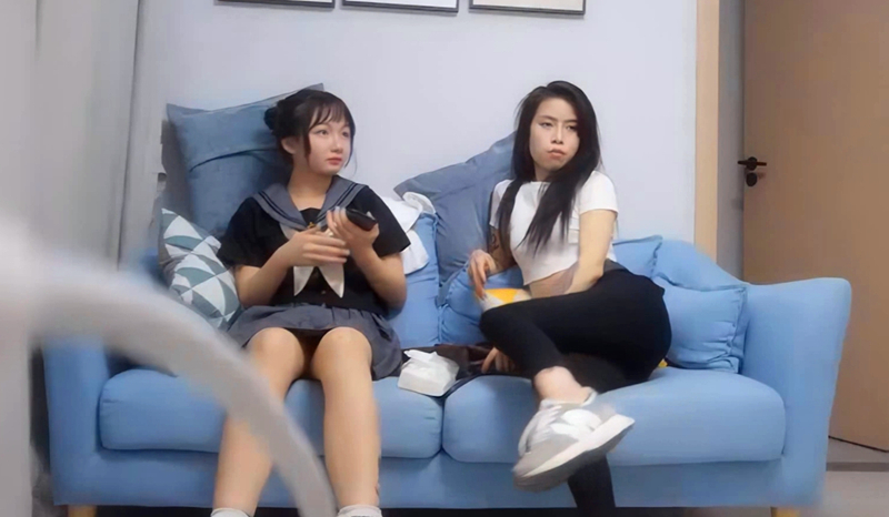 花臂纹身萌妹子双飞翘屁股摸逼一起口舔弄