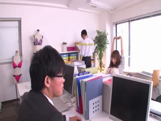 [日本] 宇都宫紫苑破坏版AV～被迫当任人玩弄抽插的人体内衣模特儿～