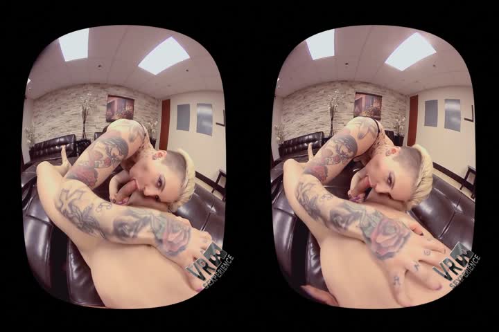 Three hotties staged an orgy in jacuzzi