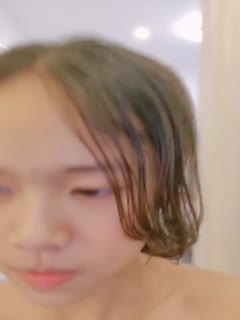 00后超嫩微毛妹子浴室插玩菊花插小穴 抬起双脚瓶子进入 看不出这么骚 口交大屌蜜桃美臀打桩猛操