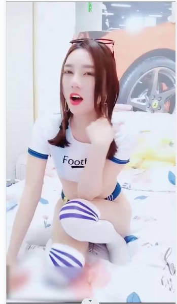 姐夫干小姨子性感马尾妹子足球宝贝装扮激情啪啪 退下内裤翘屁股舔逼上位骑坐后入猛烈撞击