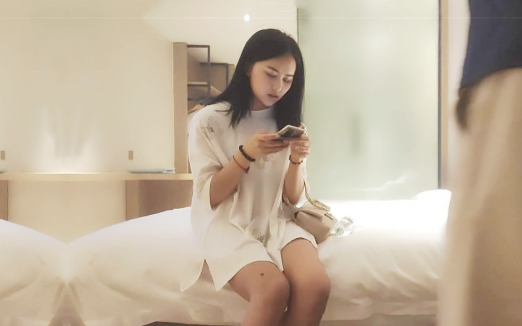 服务不太好白衣外围妹蹲着深喉口硬了开操后入撞击啊啊叫操的受不了速度搞完让妹子走人