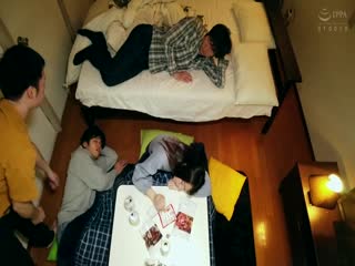 HOMA-088川の字で寝ていた彼女が僕の真横で親友に